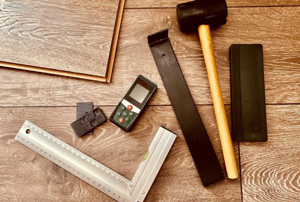 Boden selbst verlegen: So gelingt Laminat, Vinyl, Kork & Parkett mit dem richtigen Werkzeug